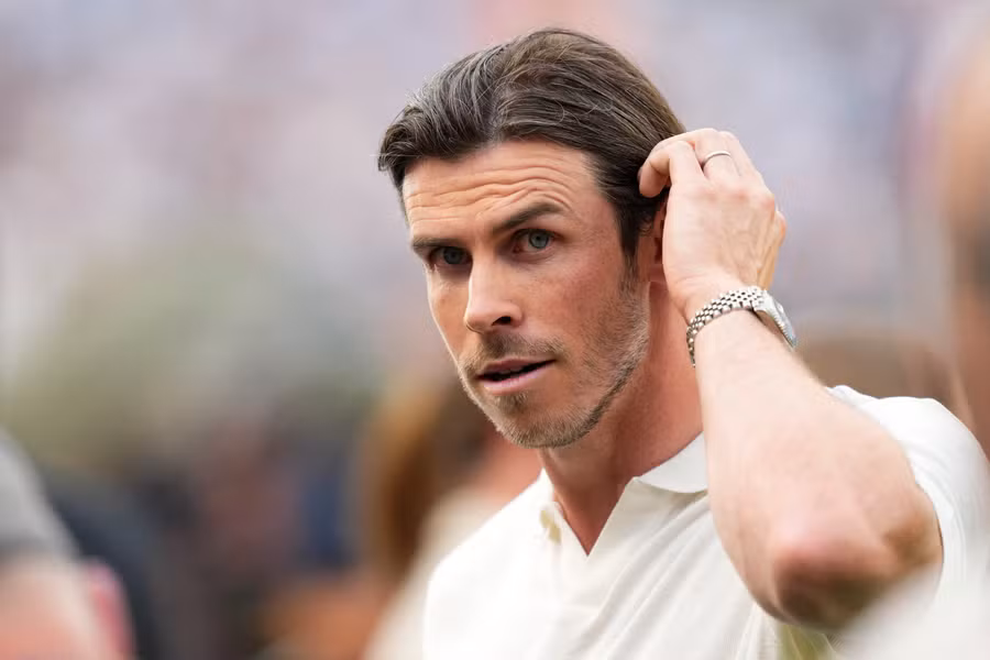 Gareth Bale during his presentation at Real Madrid in 2013 alongside Florentino Pérez.
