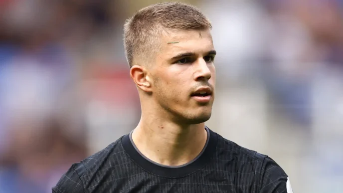Luka Vušković defending for Hamburger SV during a Bundesliga match.