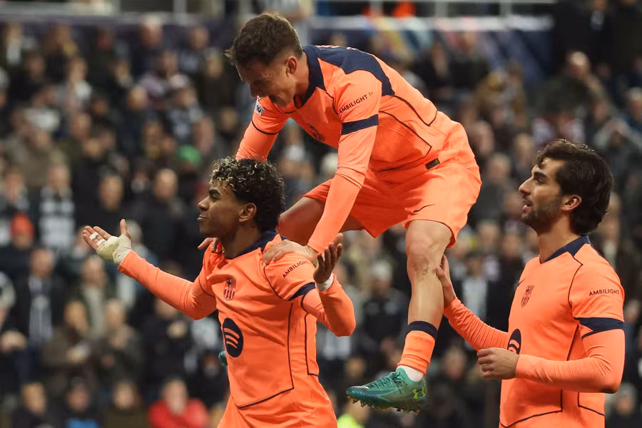 Late Lamine Yamal penalty earns Barca draw at Newcastle in last 16 first leg