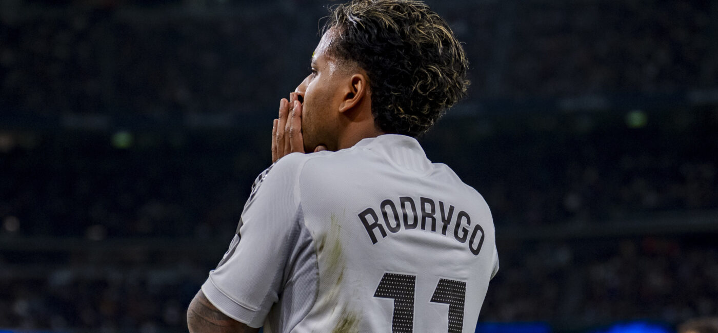 Rodrygo clutching his right knee during the match against Getafe at the Bernabéu.