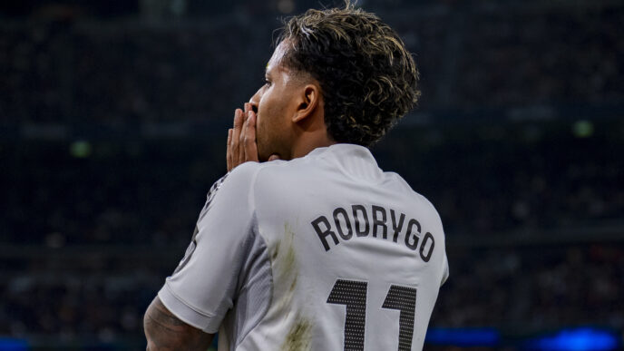 Rodrygo clutching his right knee during the match against Getafe at the Bernabéu.
