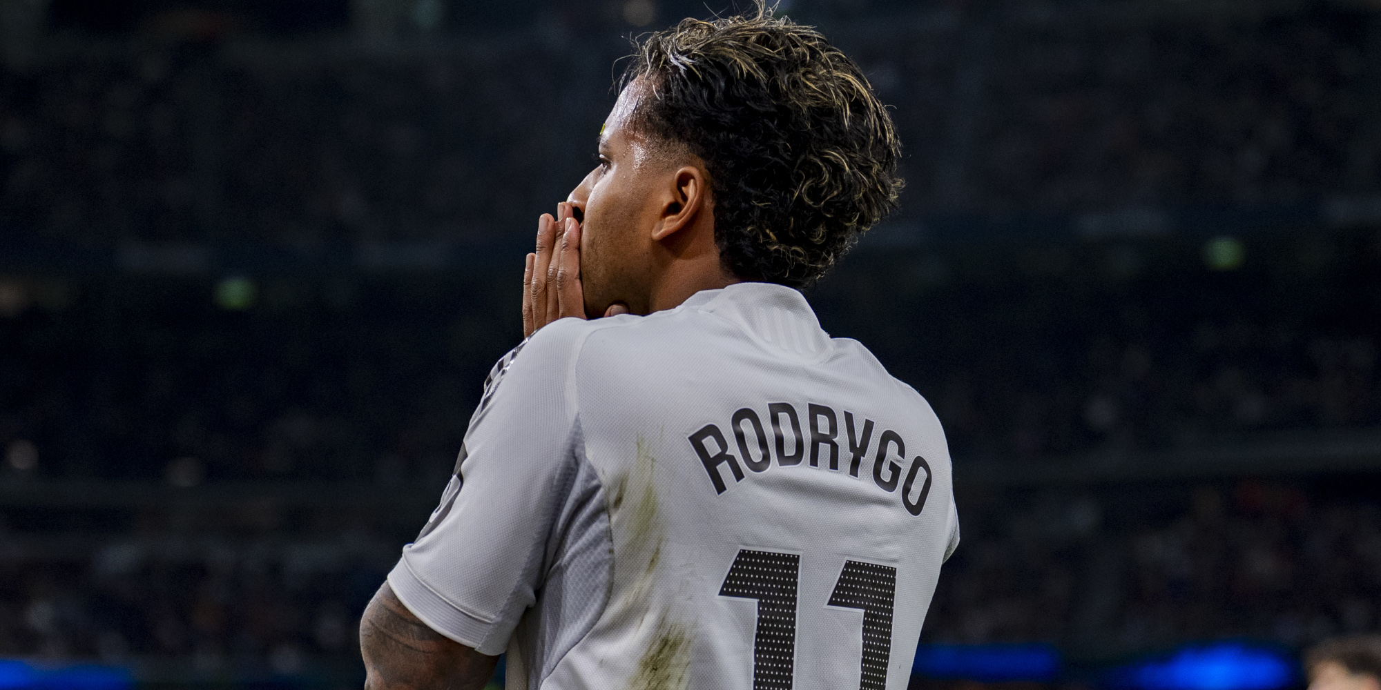 Rodrygo clutching his right knee during the match against Getafe at the Bernabéu.