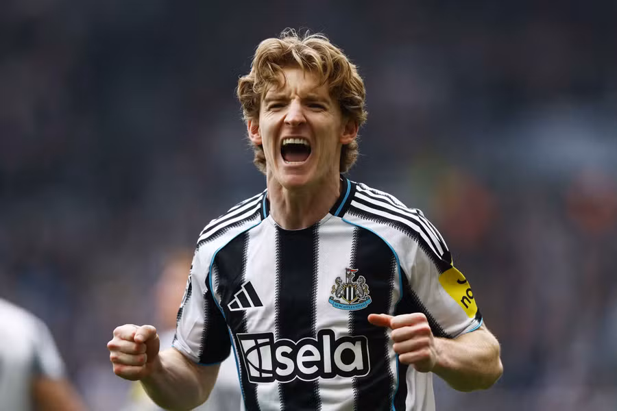 Anthony Gordon in action for Newcastle United during a Premier League match