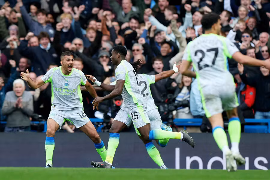 Manchester City celebrating goal against Chelsea in Premier League match